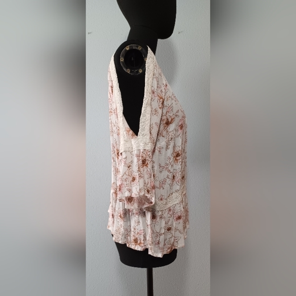 Bebop Floral Lace Trim Blouse - Picture 2 of 11